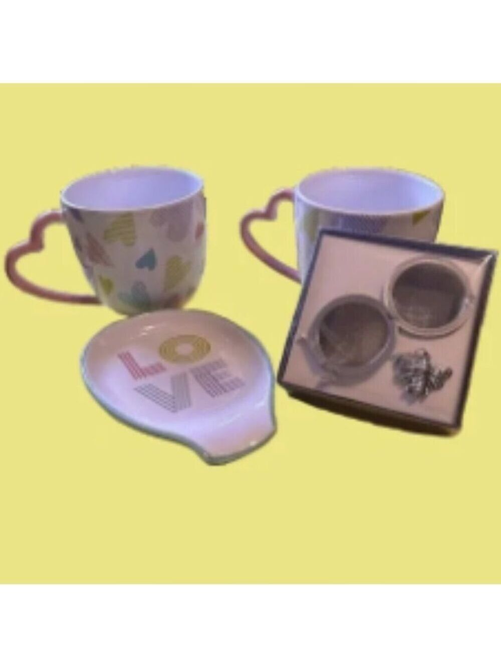 heart-printed pink cups and spoon rest, along with the cute bumble bee tea ball - Picture 3 of 6